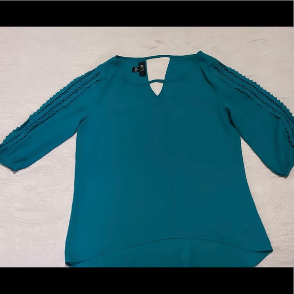 Beautiful teal blouse ! Size small. - Picture 1 of 4